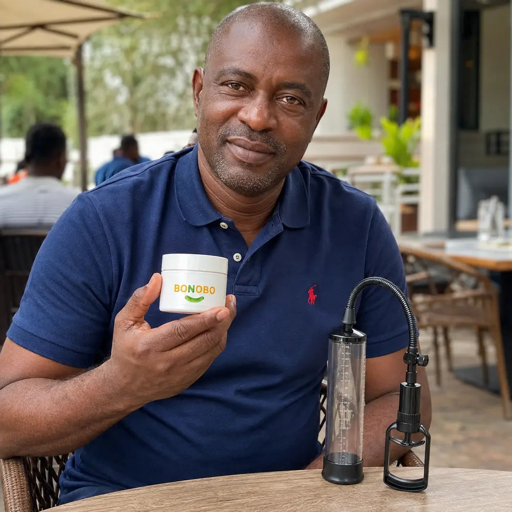 Client présentant BONOBO à la terrasse d’un café