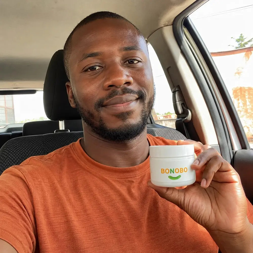 Client tenant le pot BONOBO dans sa voiture